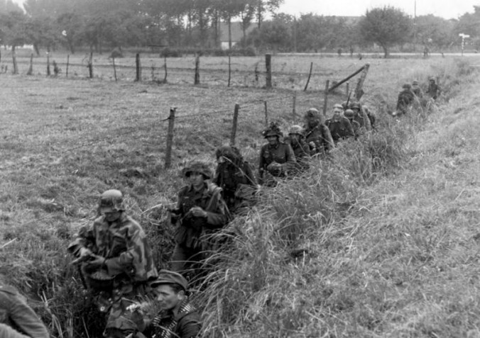 Arnheim 1944, German soldiers advance through a ditch
